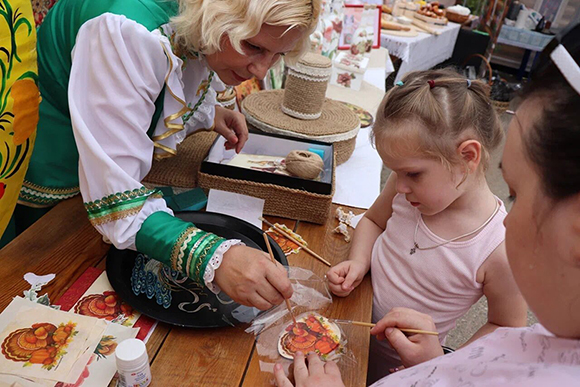 Изделия ручной работы представили местные мастера в день рождения города и округа