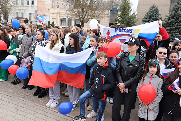 Накануне девятой годовщины воссоединения Крыма и Севастополя с Россией в Будённовске состоялся митинг-концерт