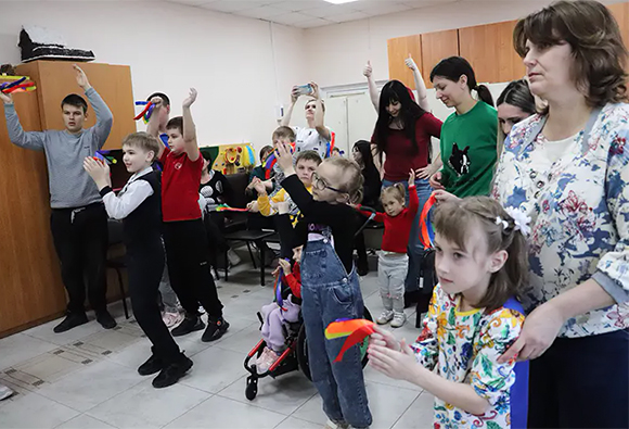 Праздник для маленьких посетителей центра соцобслуживания провели волонтёры в Будённовске