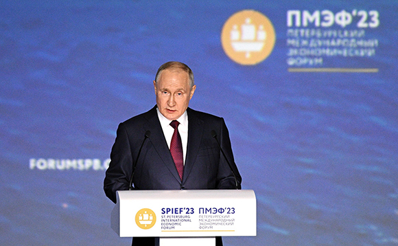 Владимир Путин предложил выплачивать детские пособия в течение всего срока назначения, независимо от дохода семьи