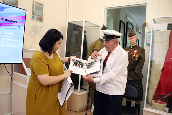 Фронтовик Николай Пазенко передал в дар музея книгу с уникальными фотографиями