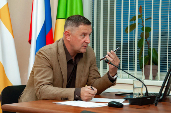 На вопросы жителей глава Будённовского округа отвечал сразу же во время прямой линии