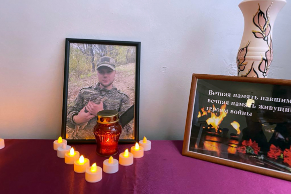 Мемориальный стенд в память о погибшем участнике спецоперации открыли в Будённовске