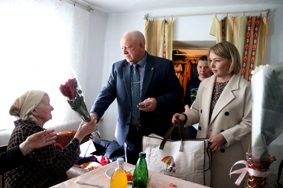 Труженица тыла из Будённовского округа принимает поздравления с 95-летием