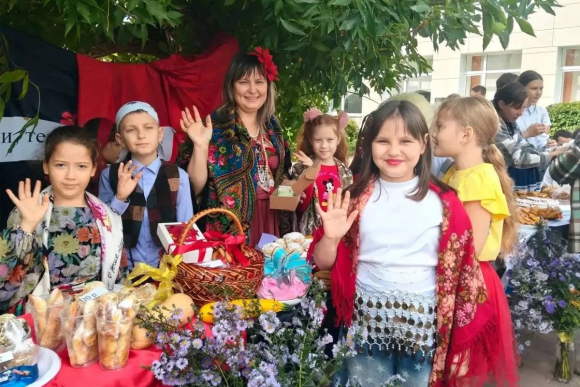 Школьная ярмарка "Для СВОих" прошла в Будённовском округе