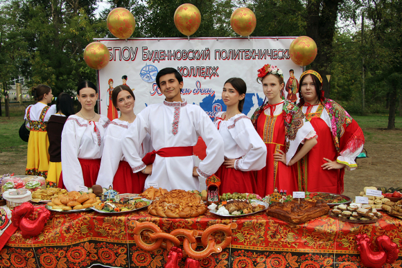 Традиционный фестиваль этнокультур провели студенты в Будённовске